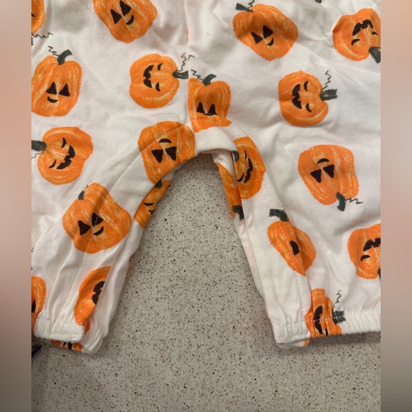 BNWT Old Navy Pumpkin Fall Sleeper Outfit 0-3 months - Picture 2 of 6